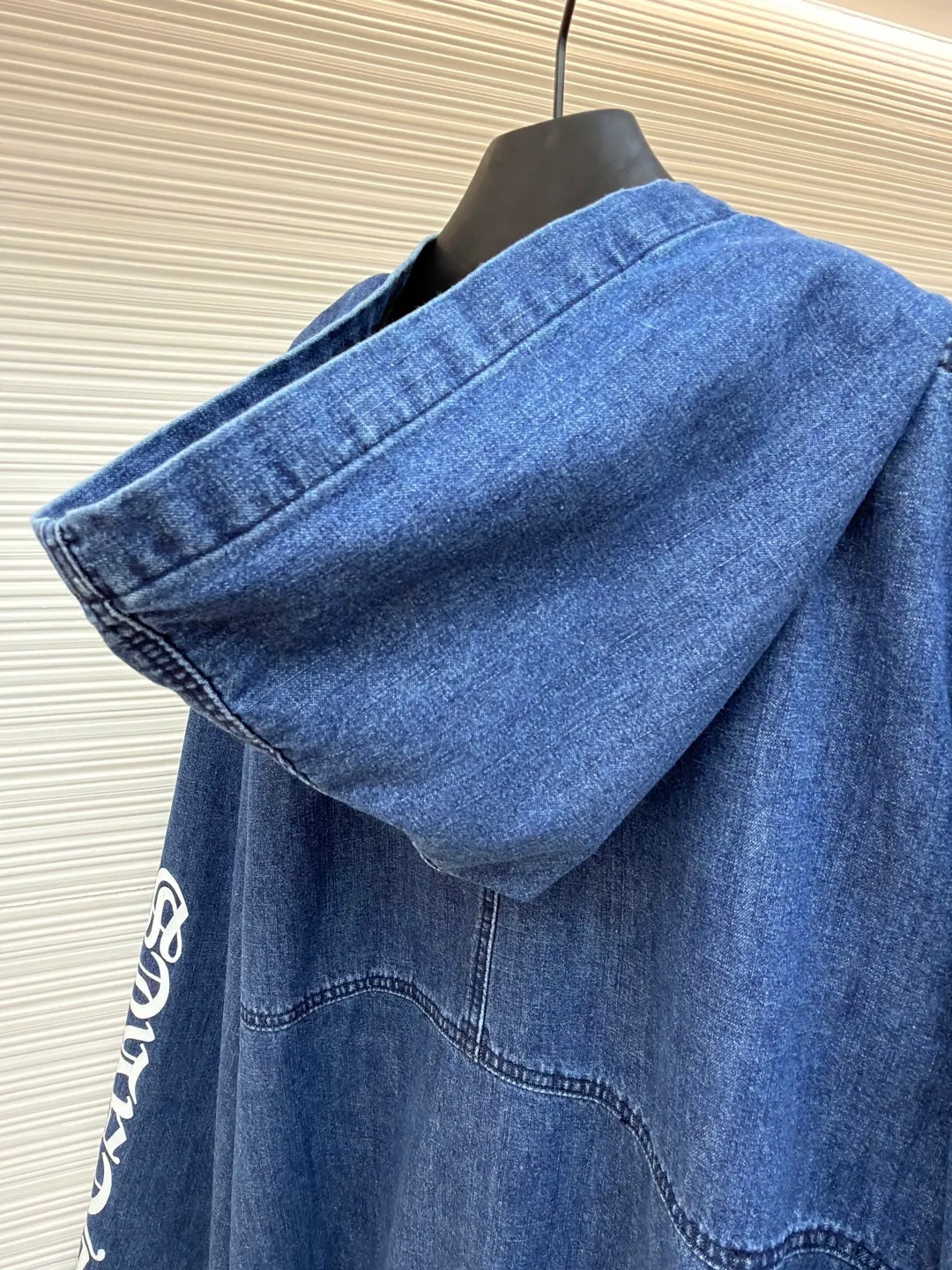 Chrome Hearts hooded patch pocket half-zip jacket ●Original version: Purchased and developed at 38979 ●Item number: 1681625-C20 ●Fabric: Denim denim fabric ●Technology: Glue printing ●Color: blue ●Version: Fitted version ●Weight: about 915 grams ●Size: S-M-L ●Description: Original domestic stock purchased for 3.4W The development cost is extremely high, and the fabric is imported from Italy with high density Made of pure cotton twill denim, the jacquard lining has a minimum order loss of one thousand meters. The printing is based on the original version with hand-made glue printing, focusing on hand-sewn sheepskin crosses. The gold content is extremely high, the authentic ancient silver-made chain heads (key points: the zipper pullers are sprayed with silver to make them look old). The overall routing is straight and delicate, the fabric is comfortable and soft, and the color is consistent without color difference. It can be matched with the same style to create a fashionable look and control various occasions. Customized accessories, three complete standards, the same style for men and women!